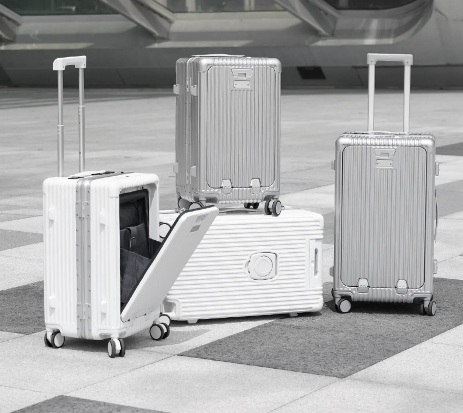 Les valises Vergia sur un parvis, poche frontale ouverte