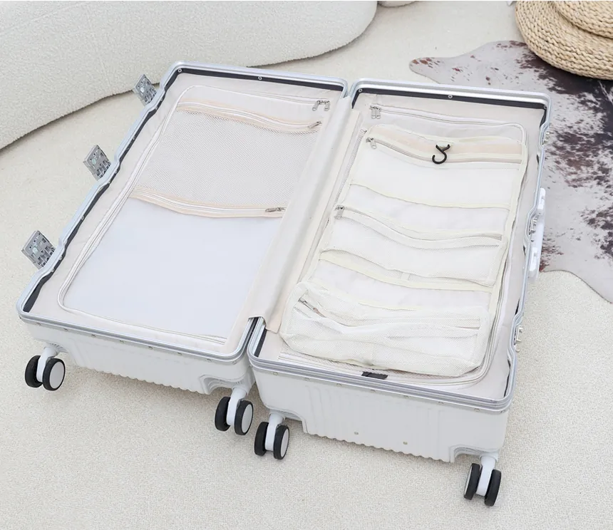 Valise 28 pouces ouverte à plat : filets zippés et pochettes
