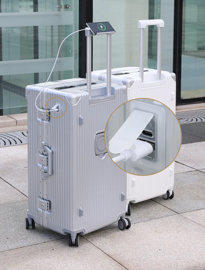 Valise 28 pouces en extérieur, téléphone en charge sur le port latéral