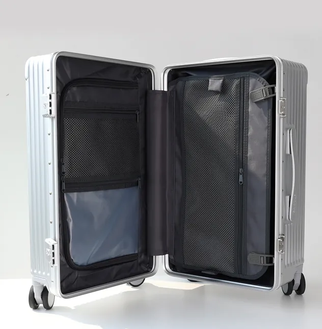 Intérieur ouvert : poches mesh et pochette 3 volets en place